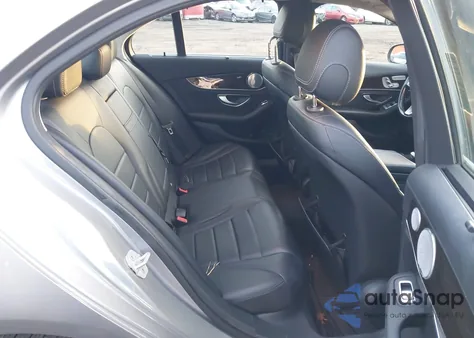 2015 Mercedes-Benz C 300 Luxury 4Matic z USA, uszkodzony, nr VIN 55SWF4KB4FU024129